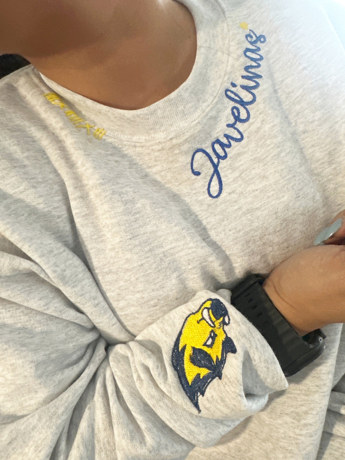 IDEA Neckline Embroidery Sweater