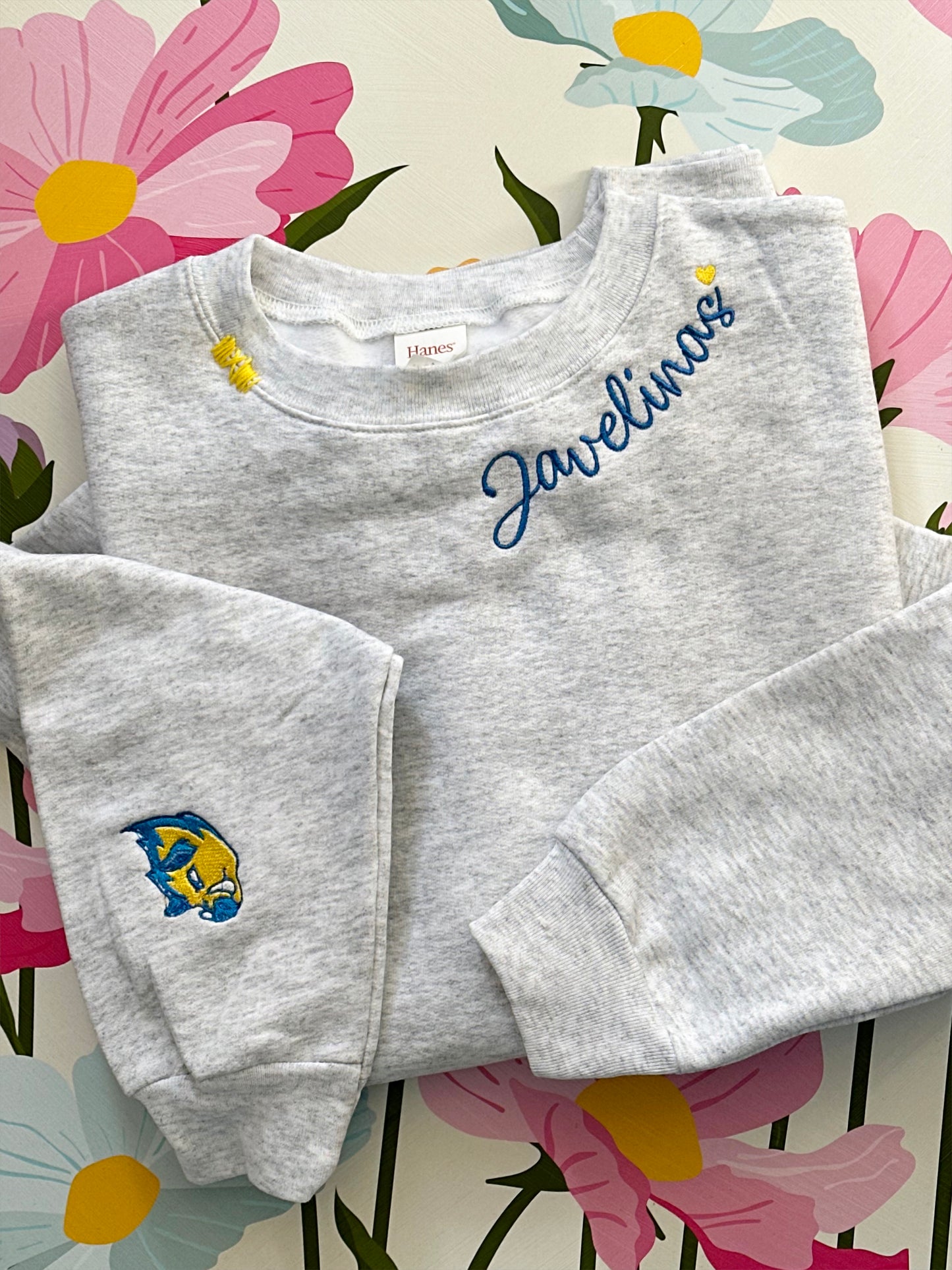 IDEA Neckline Embroidery Sweater